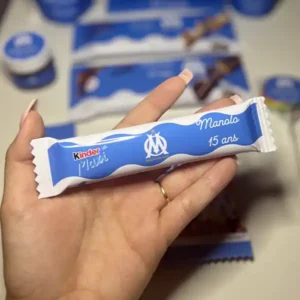 Paquet de barre chocolatée Kinder maxi personnalise thème foot om
